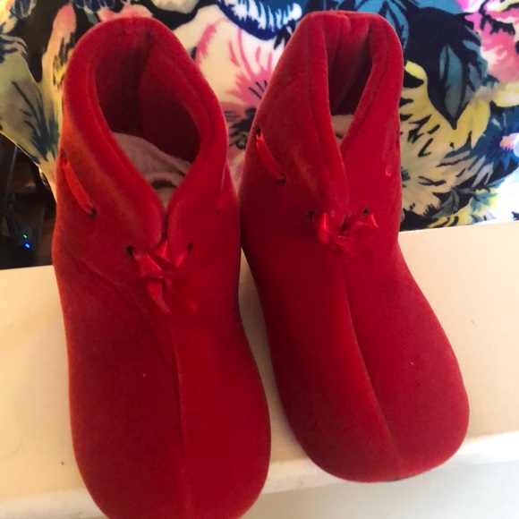 Isotoner Women’s Size large 8-9 Red Slippers NWOT